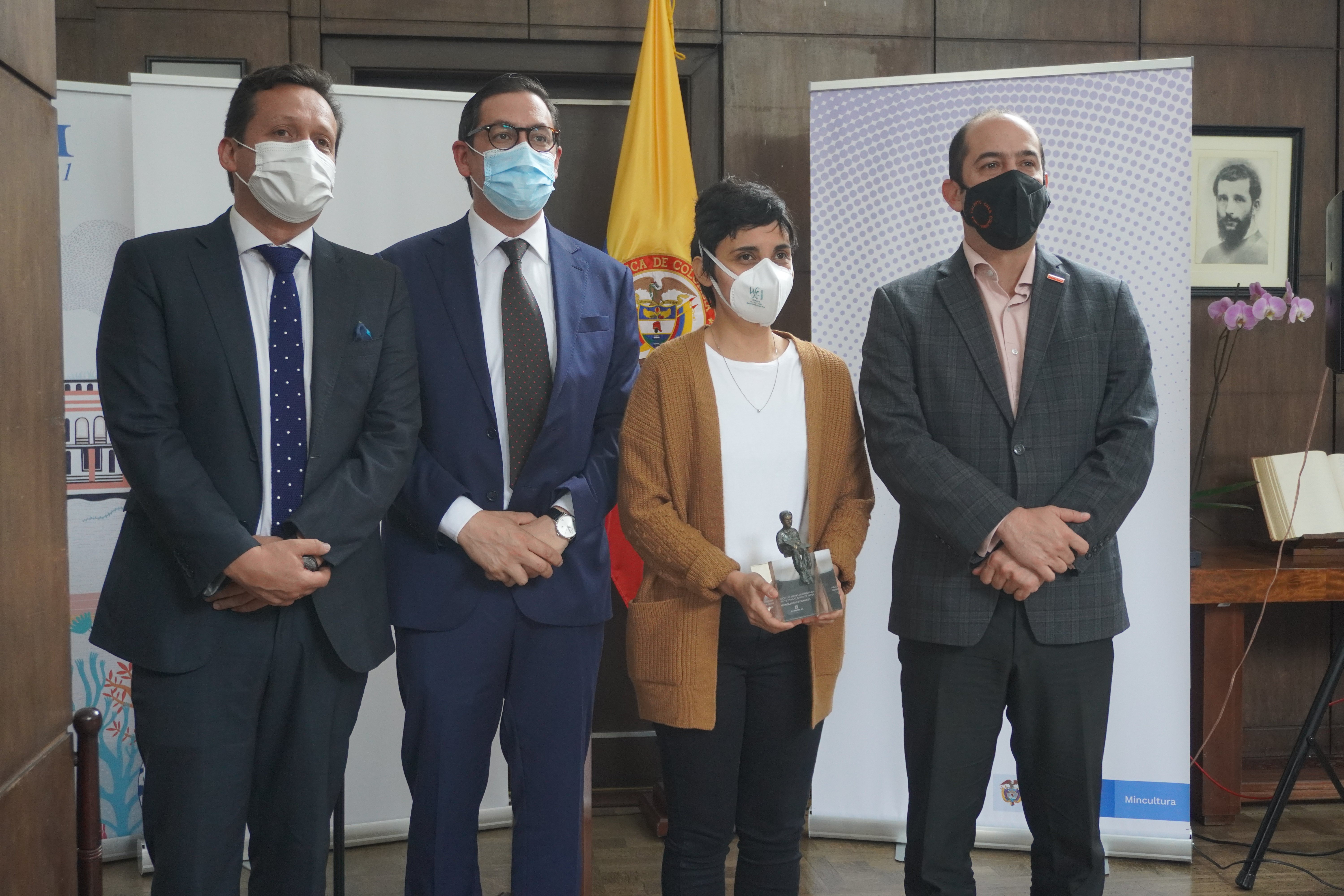 Juan Pablo Pérez, Director general SM Colombia. Pablo Fernández Pimentel, Director Fundación SM Colombia. Natalia Jiménez, ganadora Premio Barco de Vapor Colombia 2021. Felipe Buitrago Restrepo, Ministro de Cultura. 