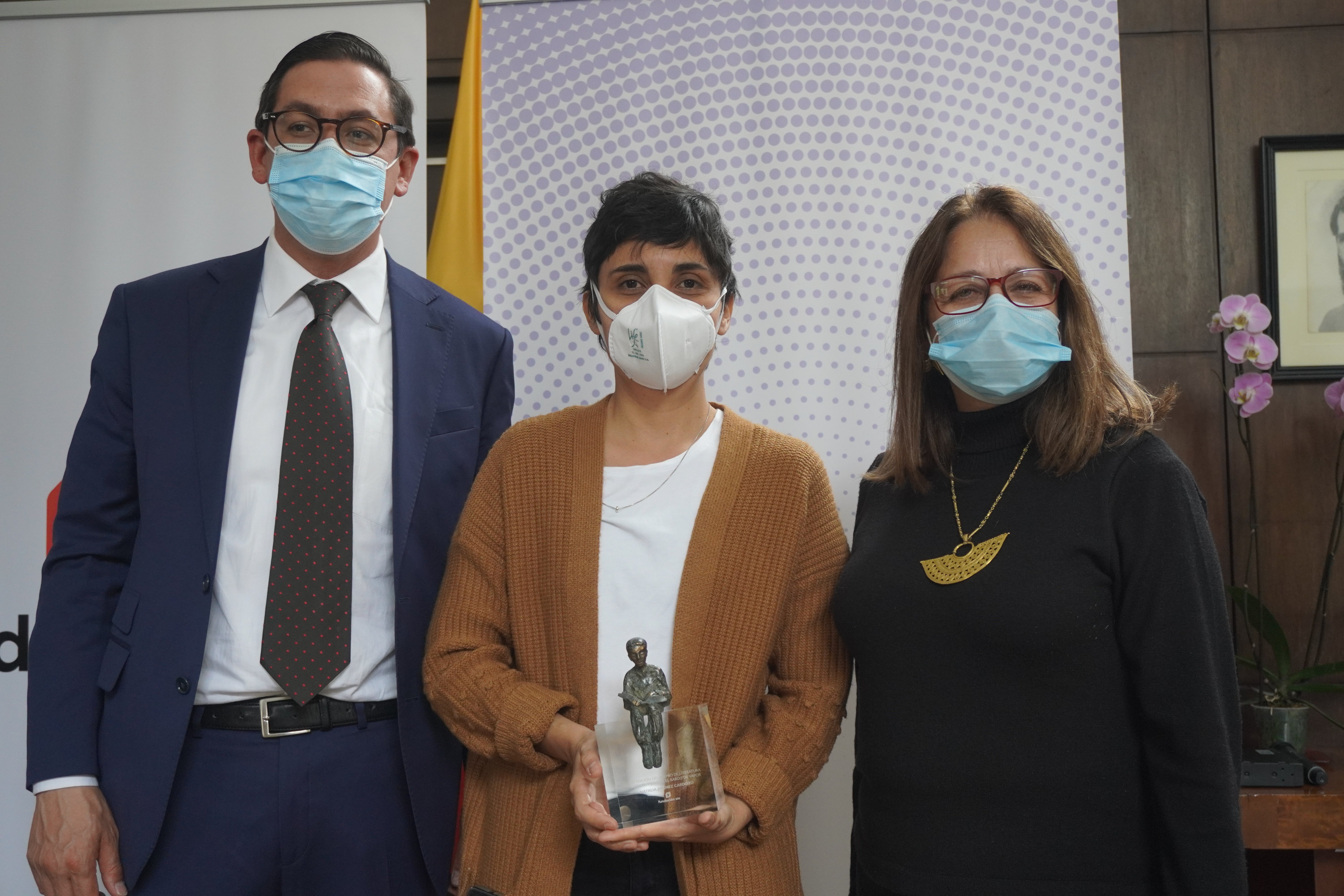 Pablo Fernández Pimentel, Director Fundación SM Colombia. Natalia Jiménez, ganadora Premio Barco de Vapor 2021. Diana Restrepo Torres, Directora Biblioteca Nacional de Colombia.