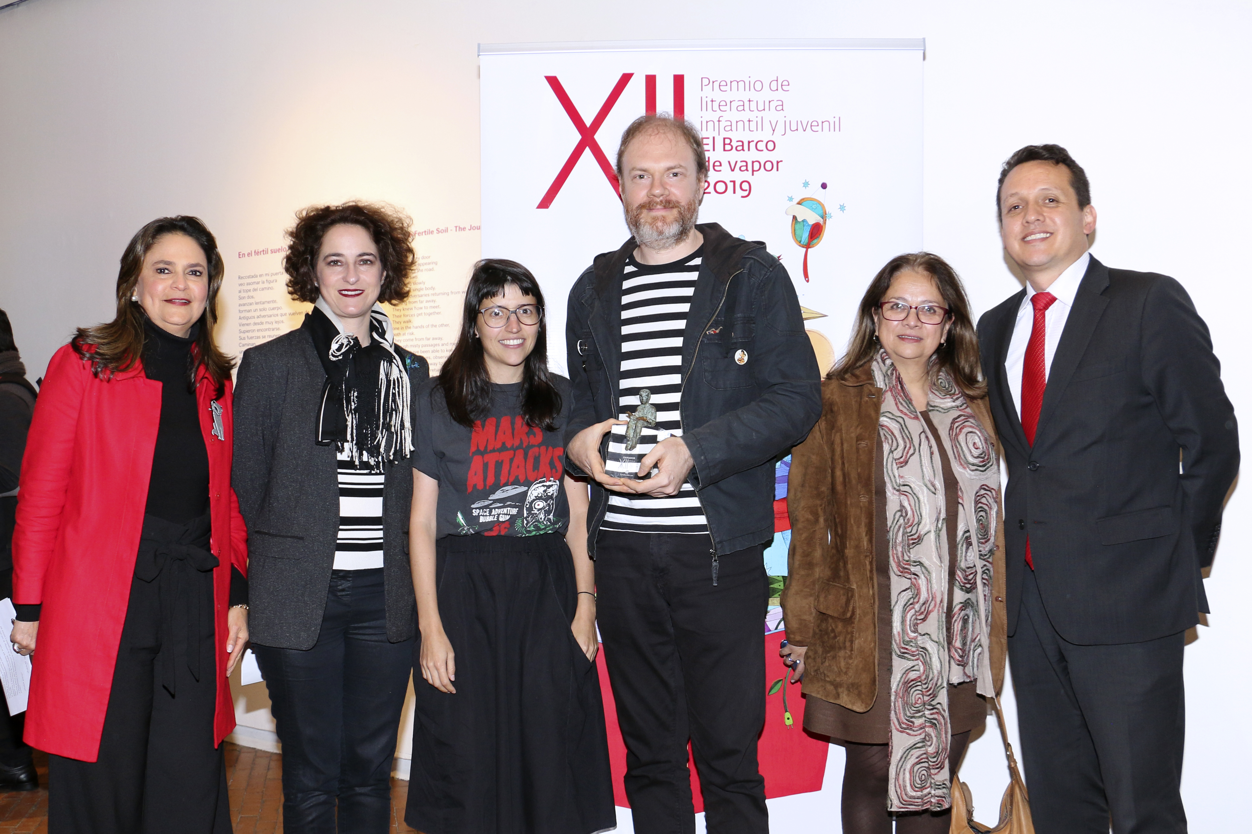 De izquiera a derecha: Directora de la Fundación SM Colombia Angela María gardeazabal, Directora de Arte del Ministerio de Cultura Amalia de Pombo, novia del ganador Premio Barco de Vapor 2019, Jose Andrés Gómez Santacoloma Ganador del Premio Barco de Vapor 201, Diana Restrepo Directora de la Biblioteca Nacional y Juan Pablo Perez Director General SM Colombia