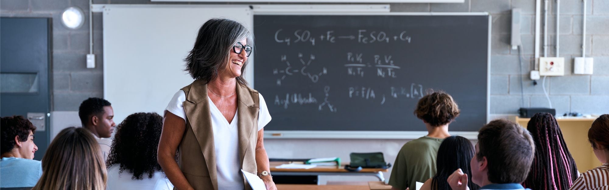 Profesora acompañando a sus estudiantes en el aula