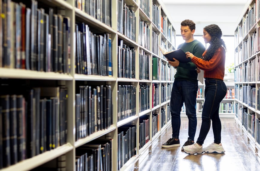 Cuando debatir enseña más que ganar: estrategias para formar mentes que piensan, no solo que responden 