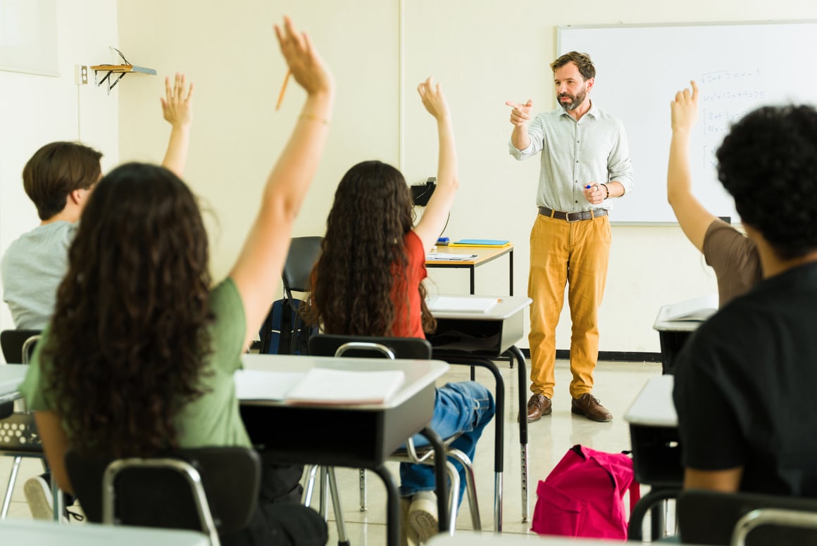 Cuando debatir enseña más que ganar: estrategias para formar mentes que piensan, no solo que responden