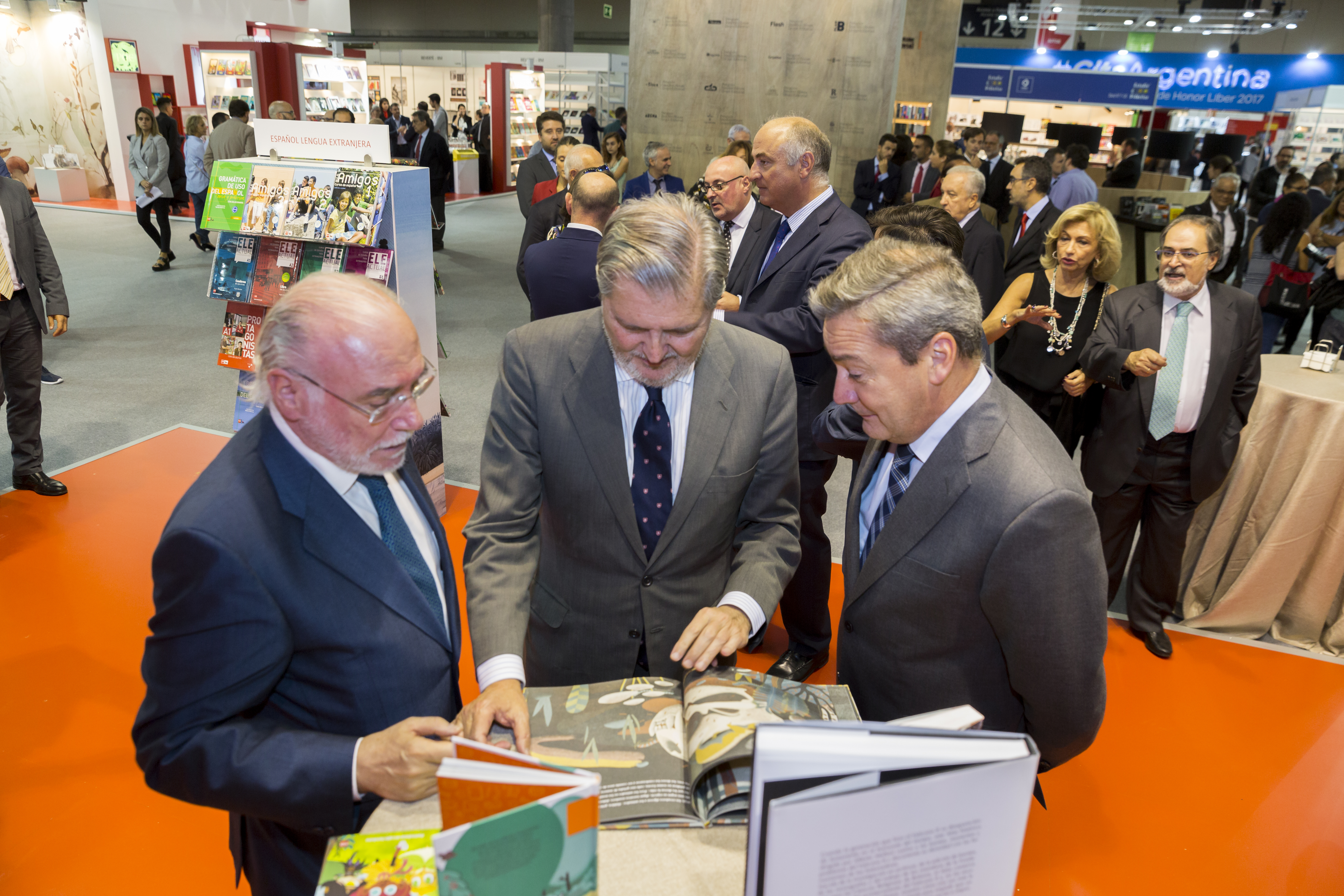 El ministro de Educación, Cultura y Deporte en el stand de SM