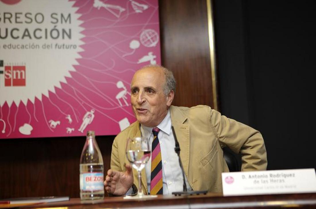 Rodríguez de las Heras sitúa las TIC como “nuevo espacio virtual” y no como herramienta