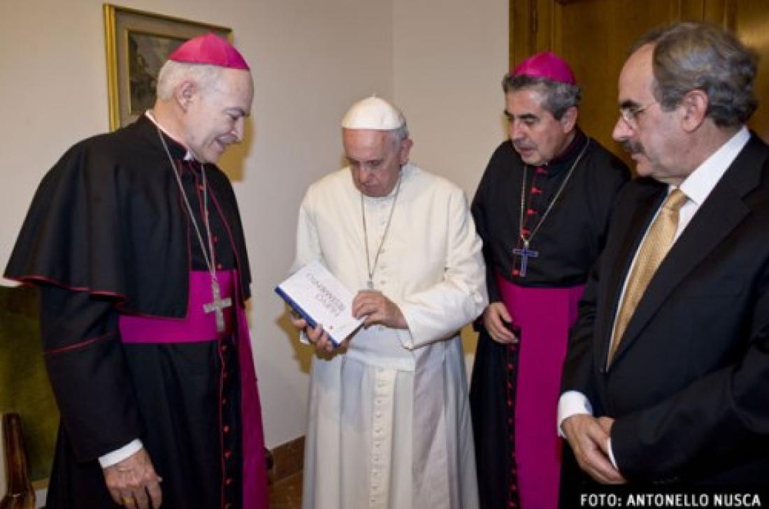 PPC y el CELAM entregan al papa Francisco el Nuevo Testamento de la BIA